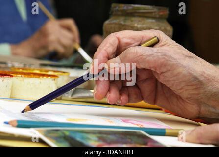 Heimbewohner in einem Pflegeheim GER,20250607, Malstunde bei einer Seniorengruppe *** Resident in a nursing home GER,20250607, painting lesson with a group of senior citizens Stock Photo