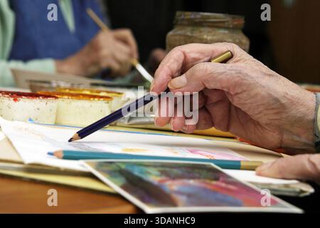 Heimbewohner in einem Pflegeheim GER,20250607, Malstunde bei einer Seniorengruppe *** Resident in a nursing home GER,20250607, painting lesson with a group of senior citizens Stock Photo