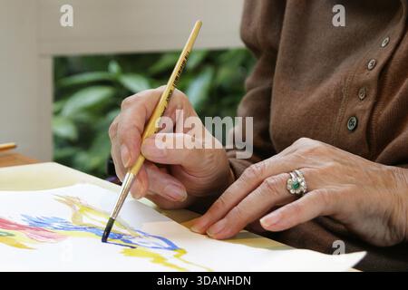 Heimbewohner in einem Pflegeheim GER,20250607, Malstunde bei einer Seniorengruppe *** Resident in a nursing home GER,20250607, painting lesson with a group of senior citizens Stock Photo