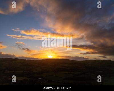 UK Weather:  Clear skies throughout the day and this evening made for a stunning sunset over the Clwydian Range hills near the village of Lixwm. Clearing skies will leave the area in single digit figures again as temperatures drop once again. Lixwm, Flintshire 12th December 2025 , Flintshire, Wales ©DGDImages/Alamy Live News Stock Photo