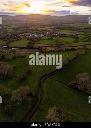 UK Weather:  Clear skies throughout the day and this evening made for a stunning sunset over the Clwydian Range hills near the village of Lixwm. Clearing skies will leave the area in single digit figures again as temperatures drop once again. Lixwm, Flintshire 12th December 2025 , Flintshire, Wales ©DGDImages/Alamy Live News Stock Photo