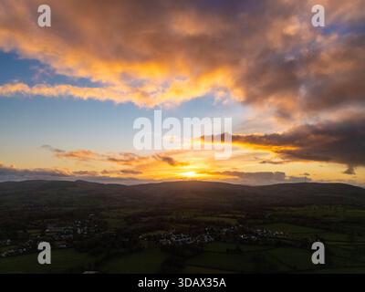 UK Weather:  Clear skies throughout the day and this evening made for a stunning sunset over the Clwydian Range hills near the village of Lixwm. Clearing skies will leave the area in single digit figures again as temperatures drop once again. Lixwm, Flintshire 12th December 2025 , Flintshire, Wales ©DGDImages/Alamy Live News Stock Photo