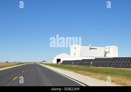 Paris, Illinois, USA. An array of solar panels help provide power for a large corn processing facility in east central Illinois. Stock Photo