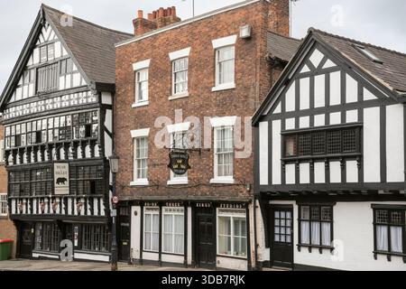 The Bear and Billet Pub (a 17th Century Black-and-White Timber-Framed Town House) and Three Kings Studios on Lower Bridge Street in Chester Stock Photo