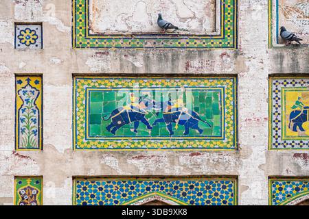 Detail of beautiful kashi-kari mosaic panels on historic Picture Wall built by mughal emperor Jahangir in Lahore fort, Punjab, Pakistan Stock Photo