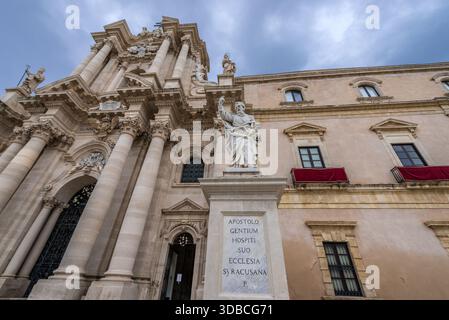 Cathedral of Syracuse and Archbishop's Palace at Cathedral Square (Piazza del Duomo) on Ortygia island, Syracuse city, Sicily Island, Italy Stock Photo