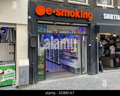 Amsterdams, the Netherland - June 5, 2022: Dutch e smoke and vape shop 'e-smoking' in the old town of Amsterdam Stock Photo - Alamy Amsterdams, the Netherland - June 5, 2022: Dutch e smoke and vape shop 'e-smoking' in the old town of Amsterdam Stock Photo - Alamy