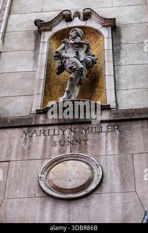 New York, NY - US - Dec 13, 2025 Close-up of Alexander Calder’s statue of Marilyn Miller set in a terracotta niche with gold-mosaic tiles on the I. Mi Stock Photo