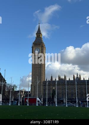 Elizabeth tower clock overlooking houses of parliament in london Stock Photo
