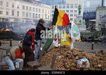 Brussels, Belgium. 18th Dec, 2025. Clashes between protestors and riot police at the entrance to the European Parliament, during a farmers' protest to denounce the reforms of the Common Agricultural Policy (CAP), the MERCOSUR and various trade agreements, in Brussels, on Thursday 18 December 2025. Photo by Raphael Lafargue/ABACAPRESS.COM Credit: Abaca Press/Alamy Live News Stock Photo