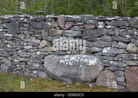 Steinmauer, Trockenmauer, Natursteinmauer, Mauer, Legesteinmauer, Natural stone wall, dry stone wall, drywall, Gotland, Schweden Stock Photo