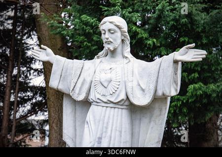 Jesus Christ statue headstone Stock Photo - Alamy