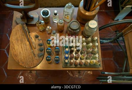 Palette, paintbrushes, paints and other artistic materials on table in Frida Kahlo's original home, Coyoacan, Mexico City, Mexico Stock Photo