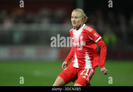 Pernille Harder (FC Bayern Muenchen Frauen, #21), Linda Dallmann (FC ...