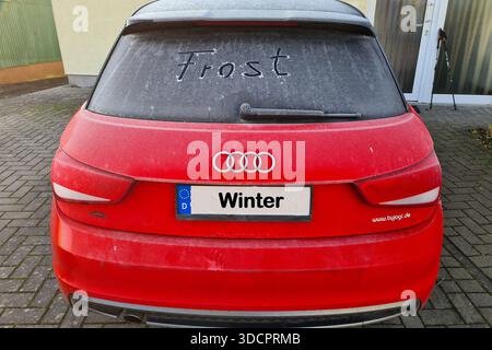 Oberirsen Themenfoto: Winter, Frost, Eis, Glaette. Automobil, 22.12.2025 Das Wort Frost auf die vereiste Heckscheibe eines roten PKW geschrieben Themenfoto: Winter, Frost, Eis, Glaette. Automobil, 22.12.2025 *** Oberirsen theme photo winter, frost, ice, Glaette Automobil, 22 12 2025 The word frost written on the icy rear window of a red car theme photo winter, frost, ice, Glaette Automobil, 22 12 2025 Copyright: xEibner-Pressefoto/JuergenxAugstx EP JAT Stock Photo