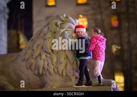 Children playing on stone lion, Vancouver Art Gallery, Vancouver, British Columbia, Canada Stock Photo