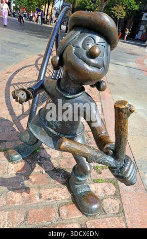 Bronze statue of Minnie the Minx, a character from The Beano comic, in Dundee city centre near the Overgate shopping area, High Street, Dundee DD1 1UF Stock Photo