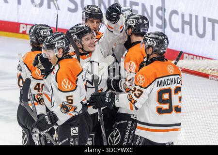 Berlin, Germany. 26th Dec, 2025. Ice hockey: DEL, Eisbären Berlin ...