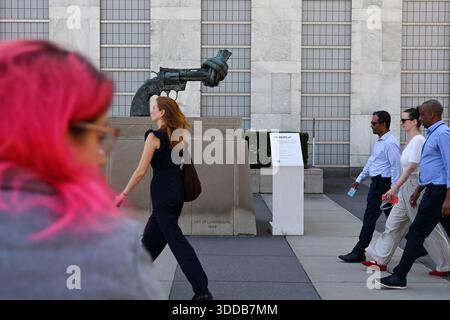 (251230) -- BEIJING, Dec. 30, 2025 (Xinhua) -- People walk past a sculpture titled "Non-Violence" at the United Nations headquarters in New York, Sept. 18, 2025. 10. Political turmoil across multiple countries   Over the past year, political landscapes in many countries have been rocked by intense upheaval. South Korean President Yoon Suk Yeol was removed from office. Thailand's Prime Minister Paetongtarn Shinawatra was removed from office following a phone-recording controversy. Japanese Prime Minister Shigeru Ishiba abruptly announced his resignation. Peruvian President Dina Boluarte faced i Stock Photo