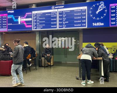 Delayed passengers at St Pancras train station, central London, after all Eurostar services were cancelled. Eurostar has asked customers not to travel today because of a problem with the overhead power supply in the Channel Tunnel and a failed Le Shuttle train. Picture date: Tuesday December 30, 2025. Stock Photo