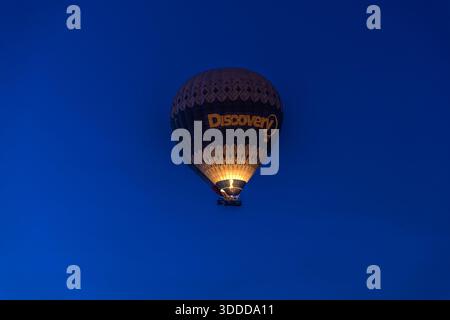 Discovery Balloons hot air balloon flies at sunrise in Göreme, Central Anatolia Region, Turkey Stock Photo