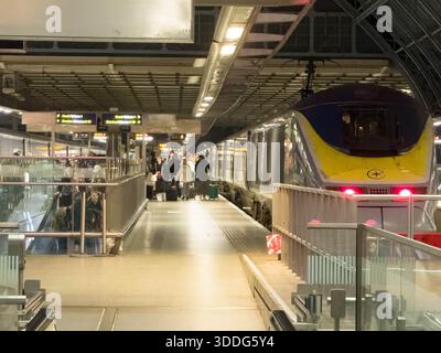 London, UK. 31st December 2025. Passengers hurry from delayed Eurostar train toward station exits at St Pancras International to arrange onward travel connections. Late arrivals from Paris/Brussels/Amsterdam force travelers to reschedule plans after December 30 Channel Tunnel power failure created widespread delays on New Year's Eve.  Credit: Xiu Bao/Alamy Live News. Stock Photo