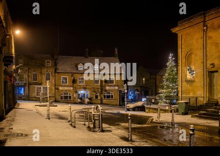 The Fox Inn in the market place at night in the snow. Chipping norton, Cotswolds, Oxfordshire, England Stock Photo
