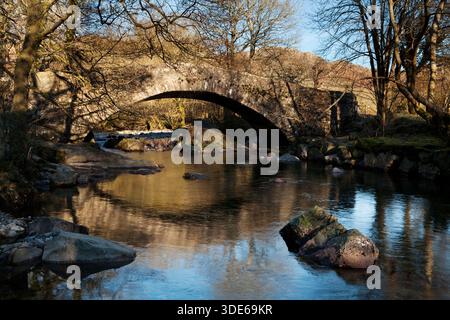 Doctor Bridge, an old packhorse bridge over the River Esk in Eskdale, in the English Lake District Stock Photo