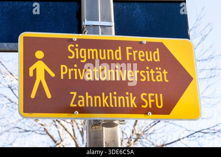 Wegweiser, Sigmund Freud PrivatUniversität und Zahnklinik SFU in Wien, Österreich // Signpost, Sigmund Freud Private University and Dental Clinic SFU in Vienna, Austria - 20251229 PD8274 Stock Photo