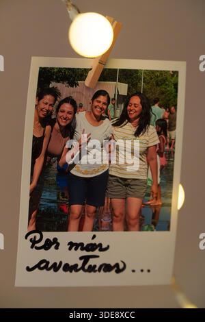 A picture of three women in a pool with the words "Ror mi aventuras" written below them Stock Photo