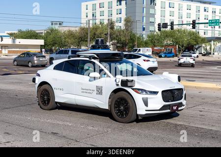 Waymo selbstfahrendes autonomes Fahrzeug fahrerloses Auto von Google und Jaguar Robotaxi in Phoenix, USA Phoenix, USA - 9. November 2025: Waymo selbstfahrendes autonomes Fahrzeug fahrerloses Auto von Google und Jaguar Robotaxi in Phoenix, USA. *** Waymo self-driving autonomous vehicle driverless car from Google and Jaguar Robotaxi in Phoenix, USA Phoenix, USA November 9, 2025 Waymo self-driving autonomous vehicle driverless car from Google and Jaguar Robotaxi in Phoenix, USA Stock Photo