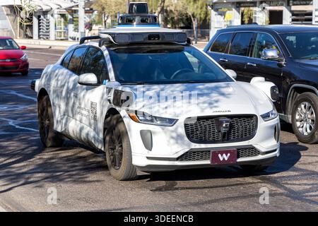 Waymo selbstfahrendes autonomes Fahrzeug fahrerloses Auto von Google und Jaguar Robotaxi in Phoenix, USA Phoenix, USA - 9. November 2025: Waymo selbstfahrendes autonomes Fahrzeug fahrerloses Auto von Google und Jaguar Robotaxi in Phoenix, USA. *** Waymo self-driving autonomous vehicle driverless car from Google and Jaguar Robotaxi in Phoenix, USA Phoenix, USA November 9, 2025 Waymo self-driving autonomous vehicle driverless car from Google and Jaguar Robotaxi in Phoenix, USA Stock Photo