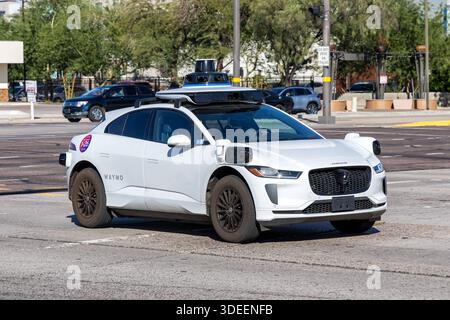 Waymo selbstfahrendes autonomes Fahrzeug fahrerloses Auto von Google und Jaguar Robotaxi in Phoenix, USA Phoenix, USA - 9. November 2025: Waymo selbstfahrendes autonomes Fahrzeug fahrerloses Auto von Google und Jaguar Robotaxi in Phoenix, USA. *** Waymo self-driving autonomous vehicle driverless car from Google and Jaguar Robotaxi in Phoenix, USA Phoenix, USA November 9, 2025 Waymo self-driving autonomous vehicle driverless car from Google and Jaguar Robotaxi in Phoenix, USA Stock Photo