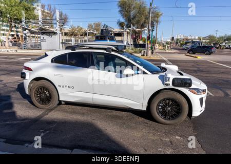 Waymo selbstfahrendes autonomes Fahrzeug fahrerloses Auto von Google und Jaguar Robotaxi in Phoenix, USA Phoenix, USA - 9. November 2025: Waymo selbstfahrendes autonomes Fahrzeug fahrerloses Auto von Google und Jaguar Robotaxi in Phoenix, USA. *** Waymo self-driving autonomous vehicle driverless car from Google and Jaguar Robotaxi in Phoenix, USA Phoenix, USA November 9, 2025 Waymo self-driving autonomous vehicle driverless car from Google and Jaguar Robotaxi in Phoenix, USA Stock Photo