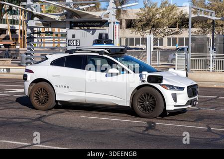 Waymo selbstfahrendes autonomes Fahrzeug fahrerloses Auto von Google und Jaguar Robotaxi in Phoenix, USA Phoenix, USA - 9. November 2025: Waymo selbstfahrendes autonomes Fahrzeug fahrerloses Auto von Google und Jaguar Robotaxi in Phoenix, USA. *** Waymo self-driving autonomous vehicle driverless car from Google and Jaguar Robotaxi in Phoenix, USA Phoenix, USA November 9, 2025 Waymo self-driving autonomous vehicle driverless car from Google and Jaguar Robotaxi in Phoenix, USA Stock Photo