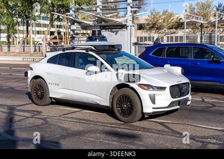 Waymo selbstfahrendes autonomes Fahrzeug fahrerloses Auto von Google und Jaguar Robotaxi in Phoenix, USA Phoenix, USA - 9. November 2025: Waymo selbstfahrendes autonomes Fahrzeug fahrerloses Auto von Google und Jaguar Robotaxi in Phoenix, USA. *** Waymo self-driving autonomous vehicle driverless car from Google and Jaguar Robotaxi in Phoenix, USA Phoenix, USA November 9, 2025 Waymo self-driving autonomous vehicle driverless car from Google and Jaguar Robotaxi in Phoenix, USA Stock Photo