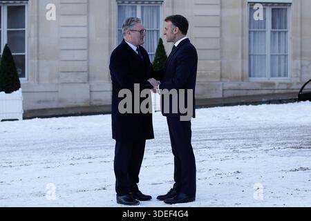 Coalition of the Willing Summit in Paris, France Paris-Palais de lElysÃ e Britain s Prime Minister Keir Starmer is welcomed by French President Emmanuel Macron during the Coalition of the Willing summit on security guarantees for Ukraine, at the Elysee Palace in Paris on January 6, 2026 *** Coalition of the Willing Summit in Paris, France Paris Palais de lElysÃ e Britains Prime Minister Keir Starmer is welcomed by French President Emmanuel Macron during the Coalition of the Willing summit on security guarantees for Ukraine, at the Elysee Palace in Paris on January 6, 2026 Copyright: AntonioxBo Stock Photo