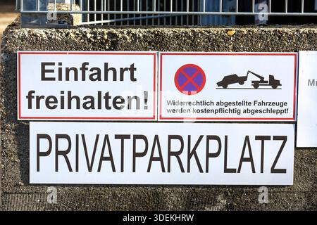 Privatparkplatz // Private Parking Space - 20251230 PD6957 Stock Photo