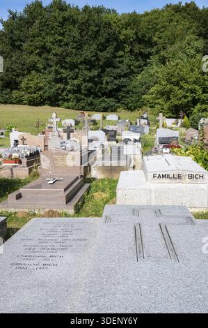Detailed view of the grave of FAMILLE BICH in classically carved, sans-serif capital letters on a massive stone tablet made of dark granite, the resti Stock Photo