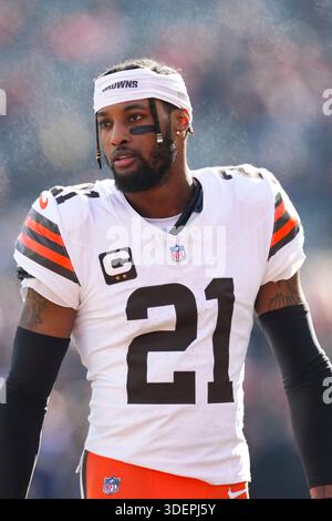 Cleveland Browns cornerback Denzel Ward (21) warms up prior to an