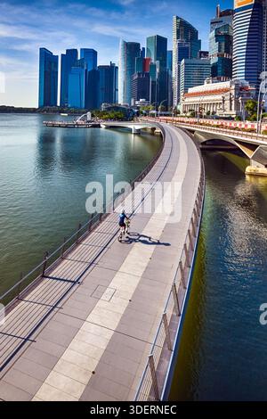 Singapore, Marina Bay, January 4, 2026, Aerial view of people on the Jubilee Bridge to Merlion Park in Marina Bay Stock Photo