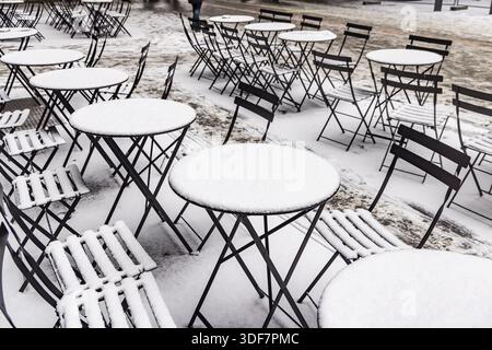 Winter in Stuttgart. Outdoor dining chairs and tables are covered with snow. Geometric structures. Stuttgart, Baden-Wuerttemberg, Germany Stock Photo