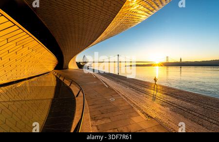 MAAT Museum Lissabon mit geschwungener Fassade und Jogger bei Sonnenaufgang, Tejo Lissabon Belem Portugal Stock Photo