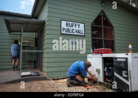 Victoria, Australia. 10th Jan, 2026. Residents in the bushfire-affected town of Ruffy work on restoring power to their public hall, one day after flames tore through the area leaving little standing. (Photo by Jay Kogler/SOPA Images/Sipa USA) Credit: Sipa USA/Ģ����ý Live News Stock Photo