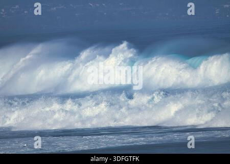 Powerful ocean wave breaking on the shore at Hookipa on Maui Stock Photo