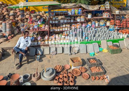 A street vendor and his pottery stall by the roadside in Jaipur, Rajasthan, India Stock Photo