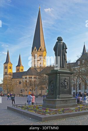 Minster Square with Beethoven monument and Bonn Minster, Germany, North Rhine-Westphalia, Bonn Stock Photo