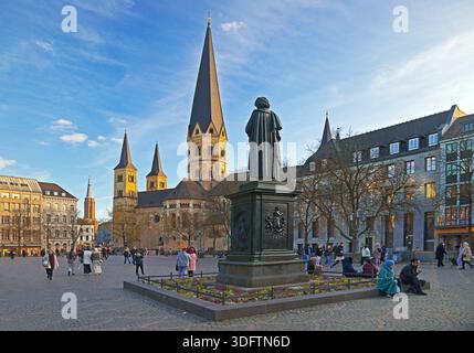 Minster Square with Beethoven monument and Bonn Minster, Germany, North Rhine-Westphalia, Bonn Stock Photo