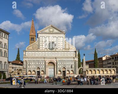 Basílica de Santa María Novella con su impresionante fachada renacentista de mármol blanco y verde. Florencia, Italia Stock Photo