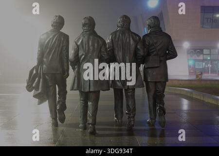 Liverpool, UK. 16th Jan, 2026. UK Weather. A thick blanket of fog has began to settle on Merseyside this evening. A yellow weather warning was put in place with fog expected to affect the whole of Merseyside. This atmospheric image shows the Beatles Statue in a dense blanket of nighttime fog. Credit: Liverpool Live News/Alamy Live News Stock Photo